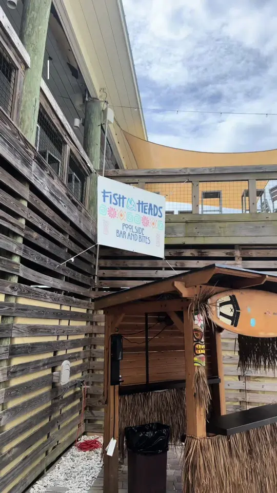 Fish Heads in Pensacola Beach showing atmosphere, oceanfront views, pool, drinks, video by marifoodreviews on TikTok