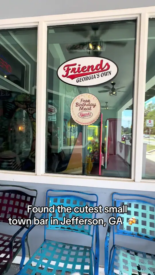 FRIENDS COMMERCE GRILL in Commerce showing visit, atmosphere, casual date night, girls night, video by wanderlust_brandee on TikTok