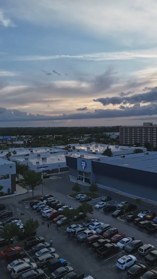 Front Runners Taphouse in Jacksonville showing sports bar, hot honey chicken bites, elevated bar food, ice cold beers, craft beer, 40-ft 4k video wall, video by 904 Happy Hour on Facebook
