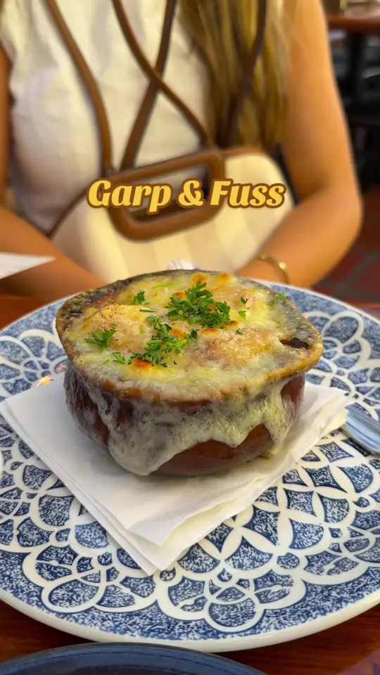Garp & Fuss in Orlando showing review, visit, food, french onion crispy calamari, jack'd up chicken parmesan, riggies & ricotta, video by foodie.girly on TikTok