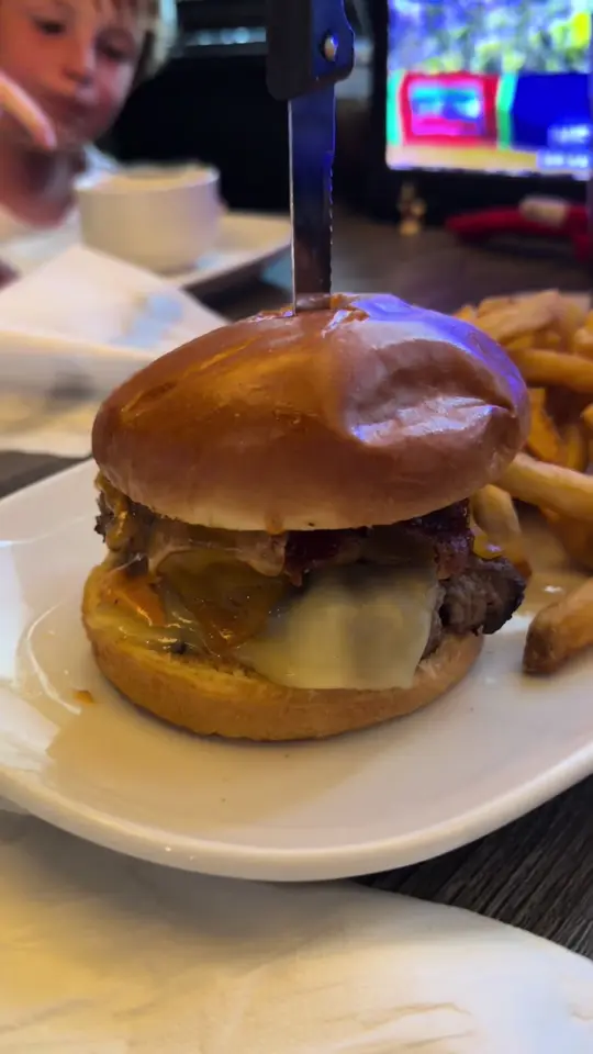 Gecko's Grill & Pub - Twelve Oaks Plaza in Bradenton showing review, casual atmosphere, american pub fare, burgers, wings, seafood, boom boom shrimp, blue cheese chips, tacos, fresh fish dishes, full bar, beer, cocktails,, video by ashlieewing on TikTok