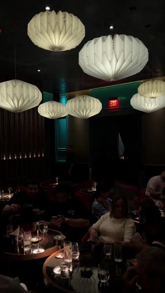 Gekko in Miami showing sushi, spicy bluefin tuna roll, salmon truffle roll, shrimp tempura roll, crispy rice, ora king salmon nigiri, video by eatwitharicarri on TikTok
