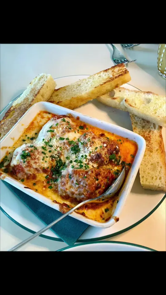 George's At Alys Beach in Alys Beach showing review, visit, house chianti, hamachi crudo, meatballs with focaccia, blue crab carbonara with pancetta and sweet peas, lasagna alla george’s, espresso mart, video by thearkansasfoodie on TikTok