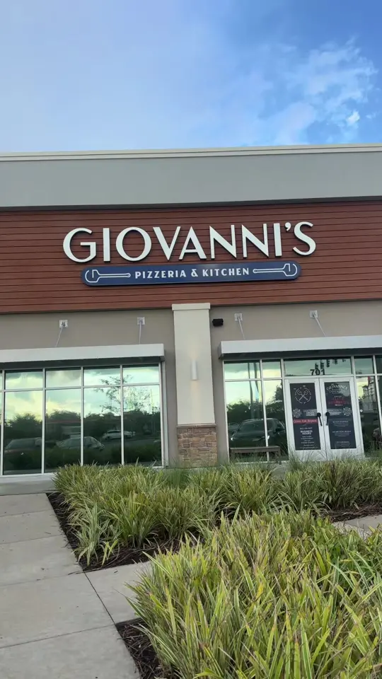 Giovanni's Pizzeria & Kitchen in Orlando showing pizza, pepperoni pizza, review, video by not_your_average_mailman on TikTok