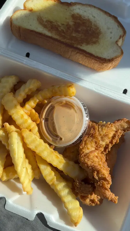 Guthrie's in Tallahassee showing fried chicken, signaturesauce, toast, video by travelingfoodreviews on TikTok