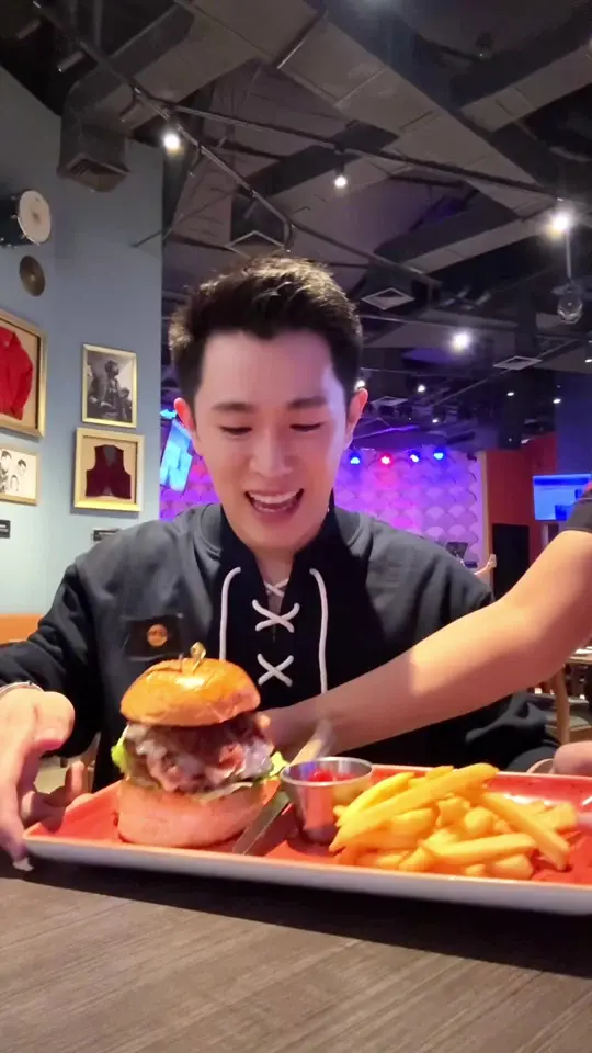 Hard Rock Cafe in Davie showing live music, dining experience, video by benedict_cua on TikTok