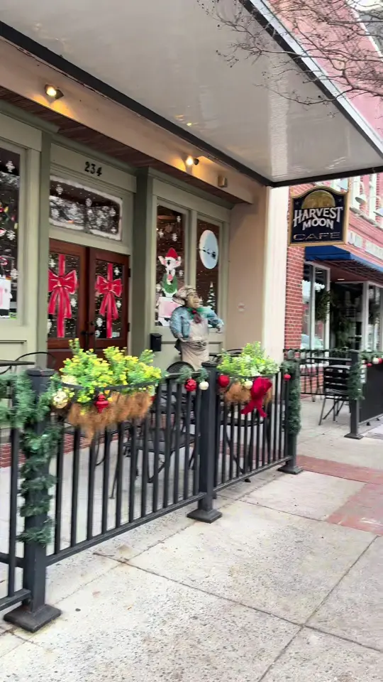 Harvest Moon Cafe in Rome showing review, eggs benedict, country ham, poached egg, hollandaise sauce, breakfast potatoes, video by gracelivesforvibes on TikTok