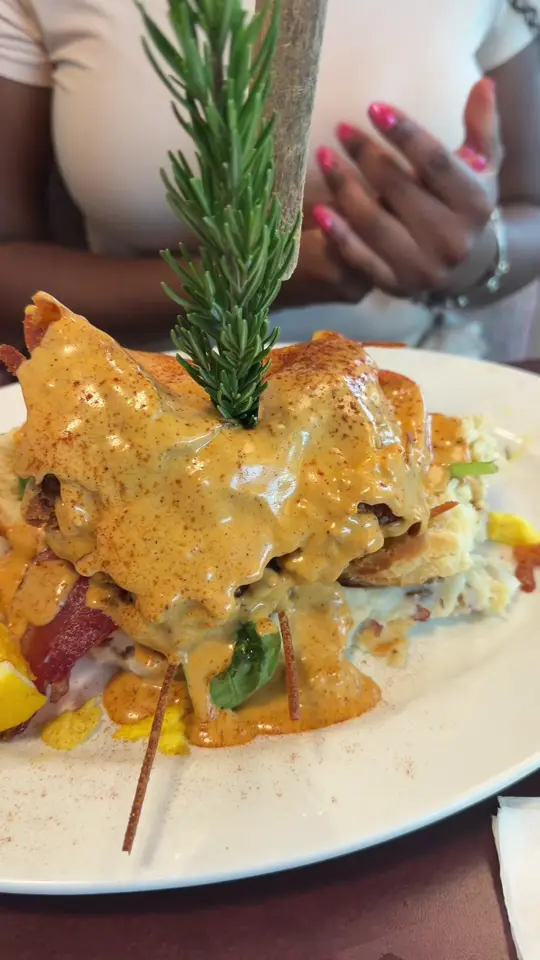 Hash House A Go Go in Orlando showing brunch, food, drinks, video by moonruledmami on TikTok