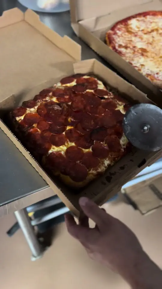 Hawkeye's New York Pizza and Pasta in Tampa showing pizza, pepperoni pizza, sicilian pie, video by hawkeyespizza on TikTok