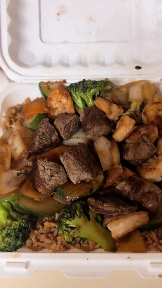 Hibachi Express in Casselberry showing food review, shrimp, broccoli, steak, carrot, rice, video by zoe.rippel on TikTok