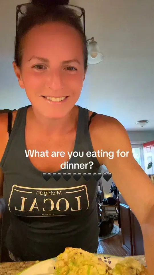 Hometown Pizza in Rockmart showing visit, review, atmosphere, pizza, salad pizza, jalapeño poppers, video by Katie Kokas on Facebook