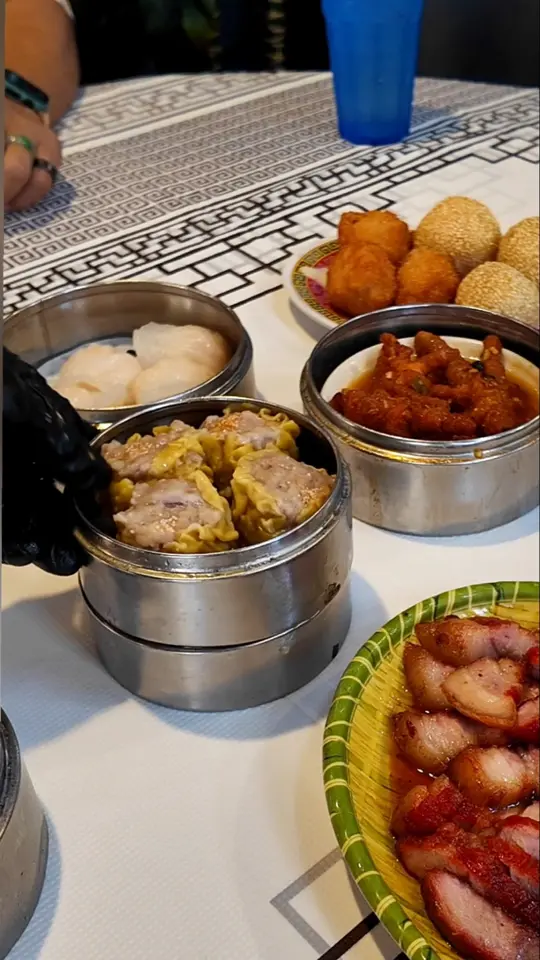 Hong Kong Garden in Social Circle showing food, all you can eat dimsum, video by In and Out of Vegas on YouTube