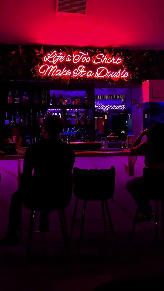  in Florida showing review, visit, oxtail spring rolls, spinach dip, wings, lamb chops, lobster hibachi, strawberry margarita, hookah, live dj, video by jasmeentriedit on TikTok