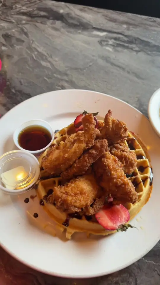 Hudson's At Main Street in Columbus showing review, customer service, food, video by keyanaalsina on TikTok
