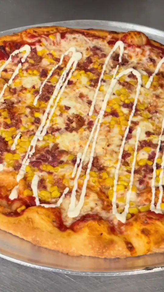 Izzy’s NY Pizza in Lilburn showing pizza, bacon corn and ranch pizza, video by izzysnypizza on TikTok