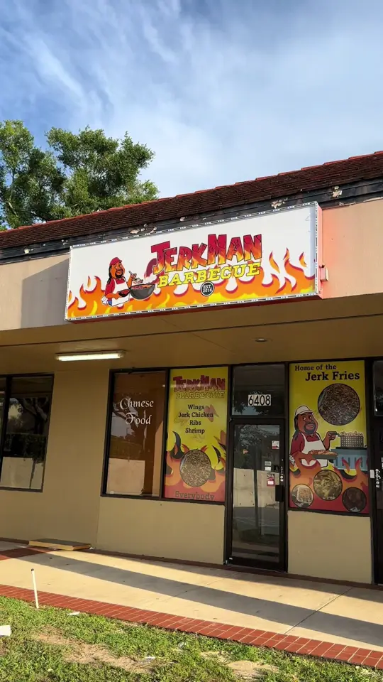 Jerkman BBQ in Orlando showing jerk chicken, fries, lemon pepper wings, honey hot wings, passion fruit lemonade, video by kdysianamars on TikTok
