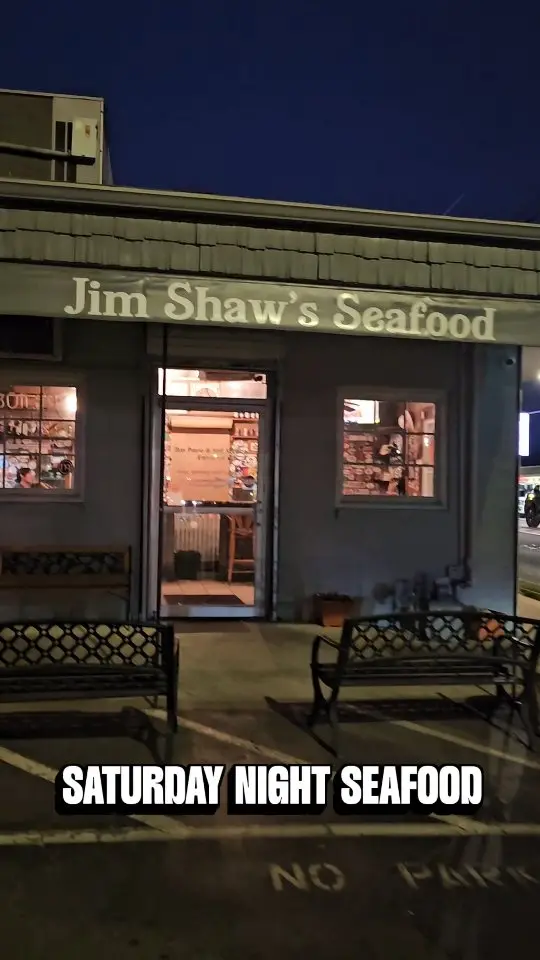 Jim Shaw's Seafood Grill in Macon showing restaurant visit, casual dining, good vibes, catching up with friends, video by Carrie Genzel on Facebook