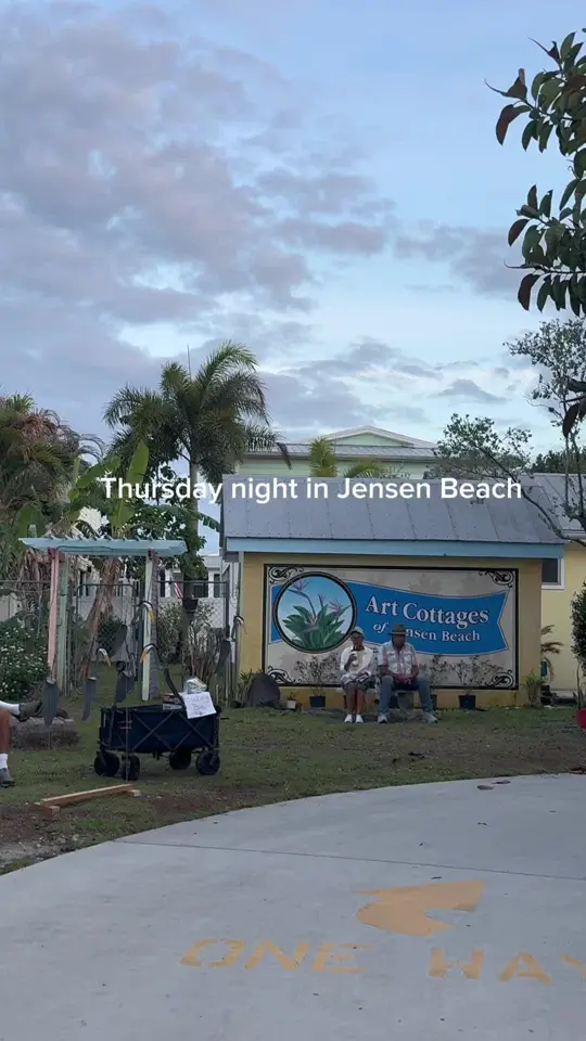 Jo Jo’s Kitchen in Jensen Beach showing live music, cocktail, video by lowtidelocal on TikTok
