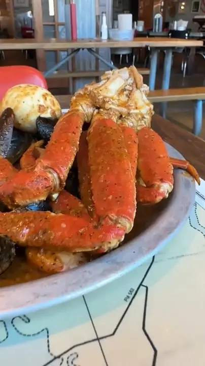 Joe's Crab Shack in Daytona Beach showing legs, video by Joe's Crab Shack Official Page on Facebook