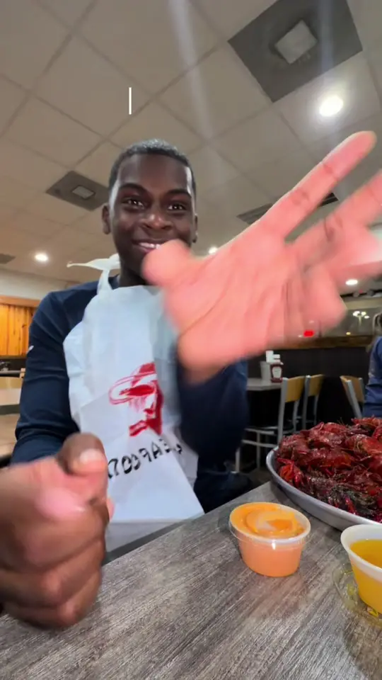 John Seafood in Pensacola showing food, crawfish, video by marifoodreviews on TikTok