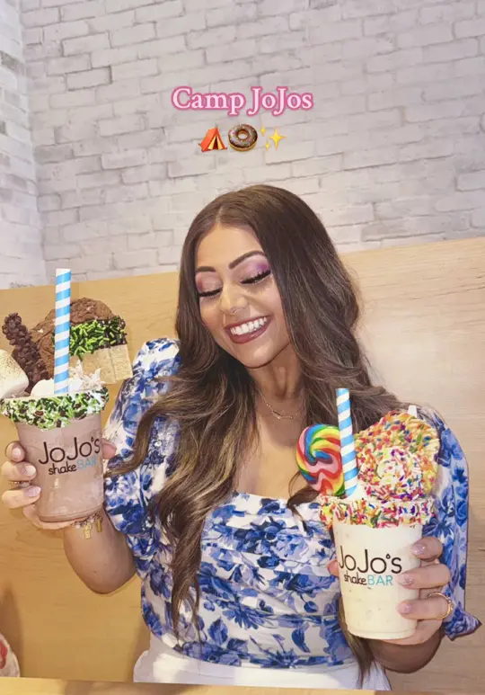 JoJo's Shake Bar - Orlando in Orlando showing restaurant visit, family dining, painting activity, milkshakes, food review, video by jportwood19 on TikTok