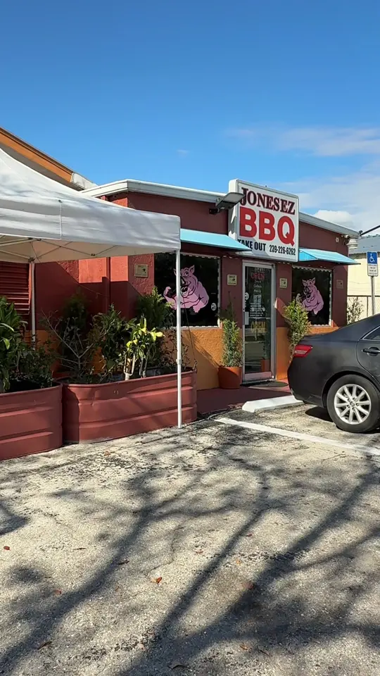 Jonesez Palm Beach in Fort Myers showing ribs, bbq, video by _justalittlefairydust1 on TikTok