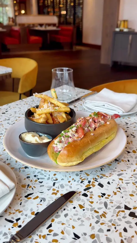 Juno & The Peacock in St. Petersburg showing review, maryland crab cake, monica’s cornbread, lobster roll, smash burger, flourless chocolate cake, video by eatlocalflorida on TikTok