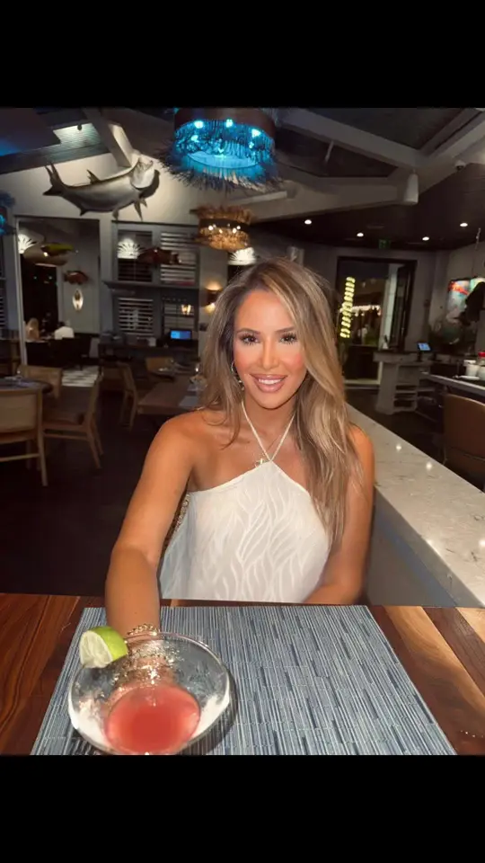 Keewaydin's in Naples showing review, visit, seafood, stone crab, 5th ave margarita, cinnamon sugar whipped butter, key lime pie, video by thatfoodchick on TikTok
