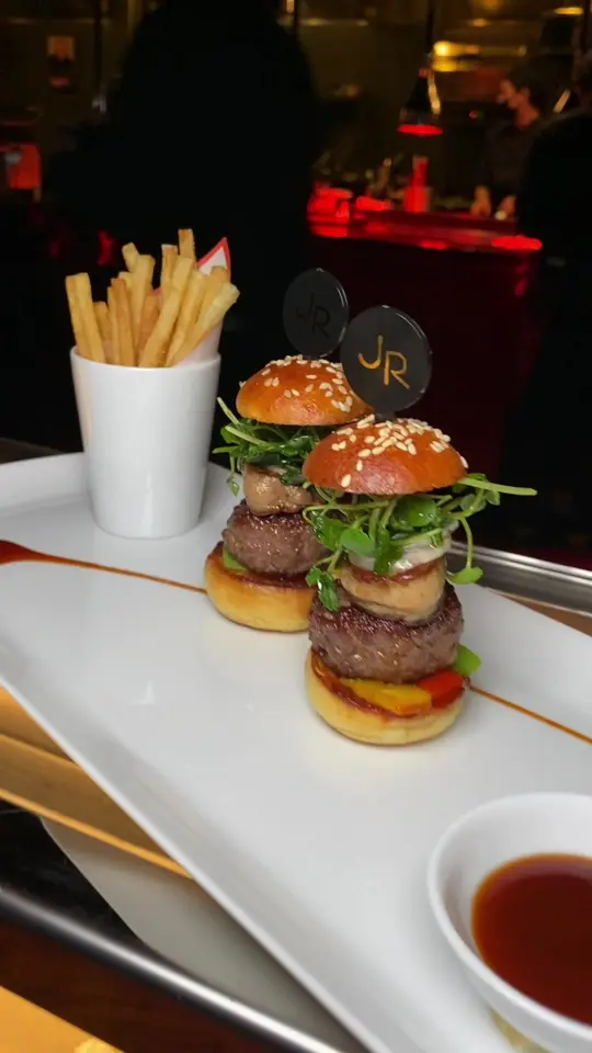 L'Atelier de Joel Robuchon in Miami showing food, beef and foie gras burger, video by foodyfetish on TikTok
