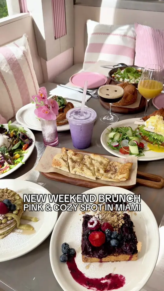  in Florida showing review, cozy atmosphere, french-inspired flavors, fresh crêpes, croissants, specialty coffee, video by miamituristico on TikTok