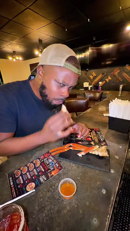 La Di Da Gastro Pub in Tampa showing food, snow crab, video by kaseybuilds on TikTok