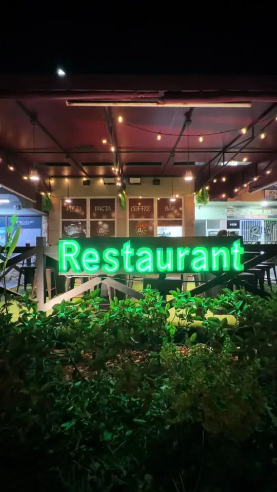 La Dicha in Miami showing pizza, pasta, wine, atmosphere, video by dianelyssalellas on TikTok
