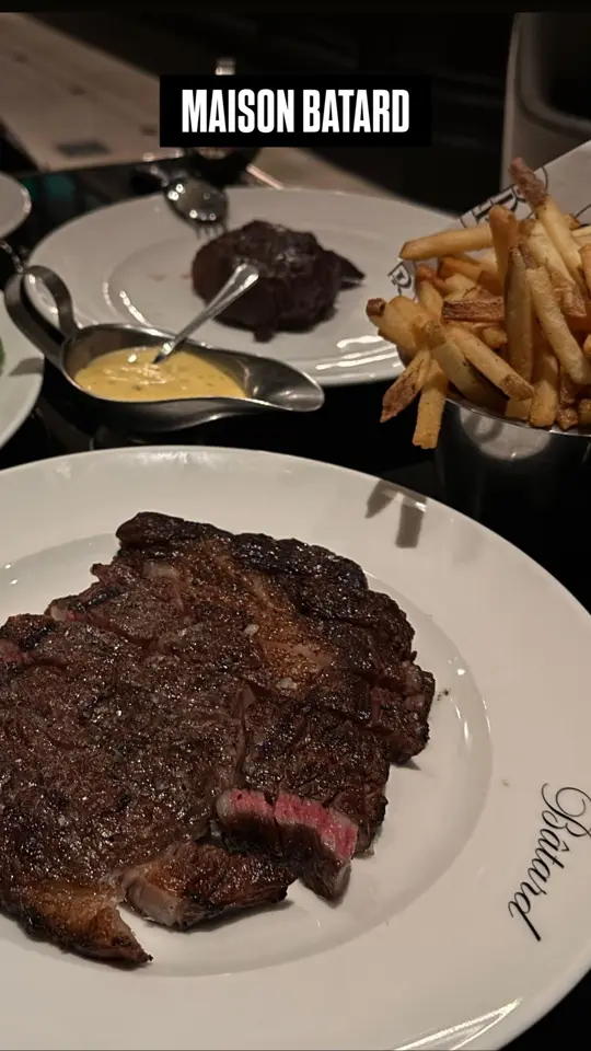 Le French Restaurant in Melbourne showing review, visit, french restaurant, main restaurant, oyster and caviar bar, video by Girl About Melbourne on Facebook