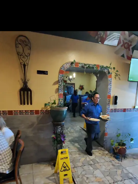 Los 3 Amigos in Trenton showing mexican food, tacos, video by osmanrodas1578 on TikTok