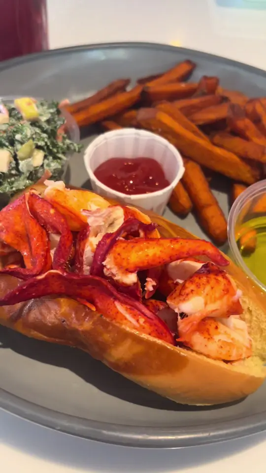 Lucky Lobster Co. in Dunedin showing review, lobster roll, kale coleslaw, sweet potato fries, lavender lemon drop, blackberry margarita, video by travelmermaid on TikTok