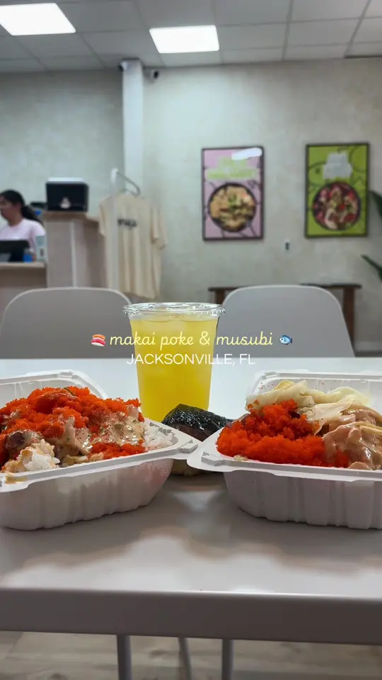 Makai Poke & Musubi in Jacksonville showing review, poke bowl, shoyu limu ahi, spicy salmon, pickled ginger, tobiko, video by ariblogging on TikTok
