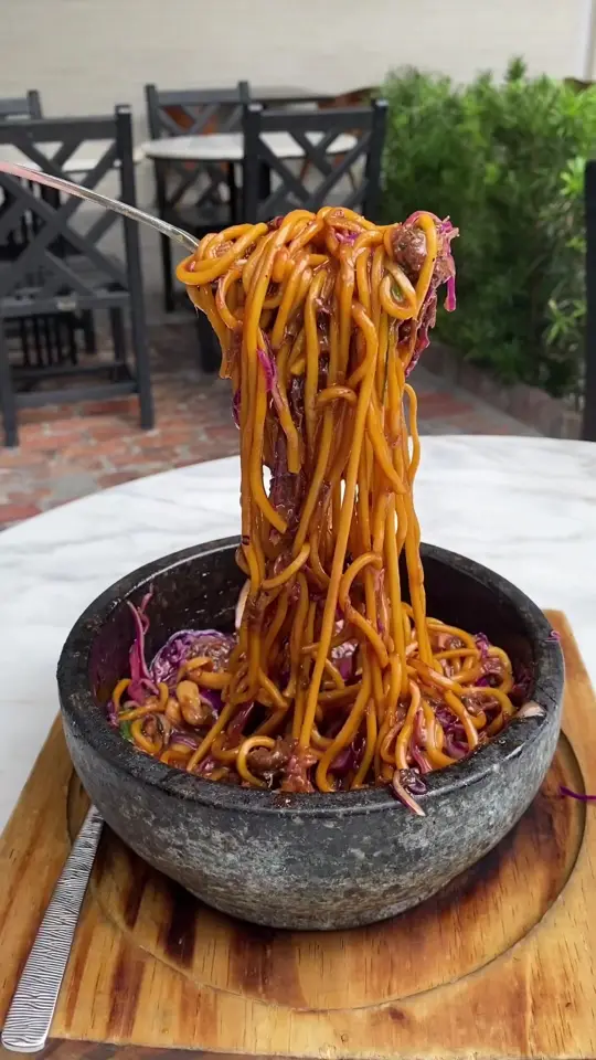 Makoto in Miami Beach showing food, short rib yakisoba noodles, video by foodyfetish on TikTok