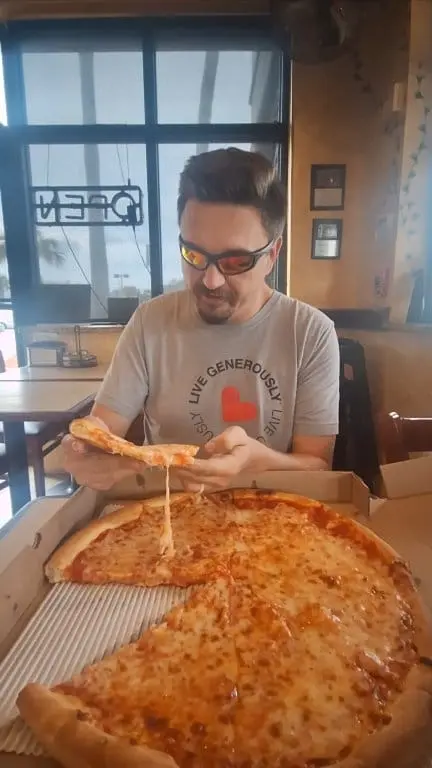 Michelangelo Pizzeria Cucina in Lakewood Ranch showing review, pizza, cheese pizza, video by The Honest Food Guy on Facebook