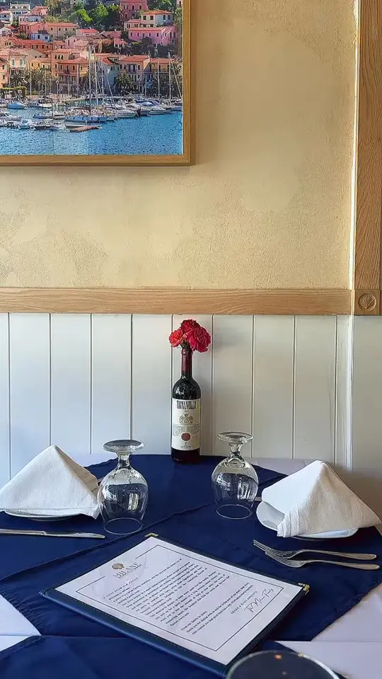  in Florida showing restaurant, atmosphere, cozy salotto, video by Milane on Facebook