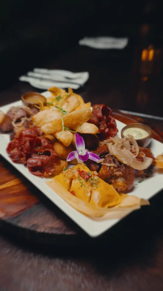 Mojitos Calle 8 in Miami showing cuban food, cocktails, atmosphere, video by mojitoscalle8 on TikTok