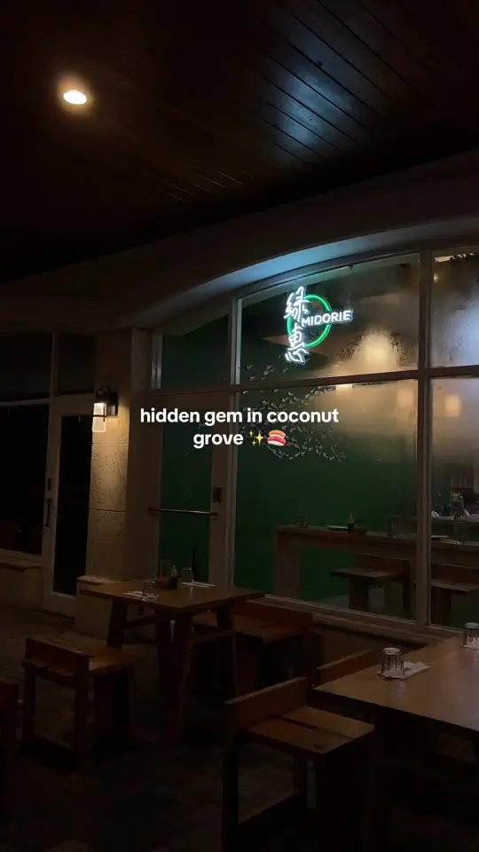 Momi Market in Miami showing sushi, intimate setting, video by eatandbehappy_ on TikTok