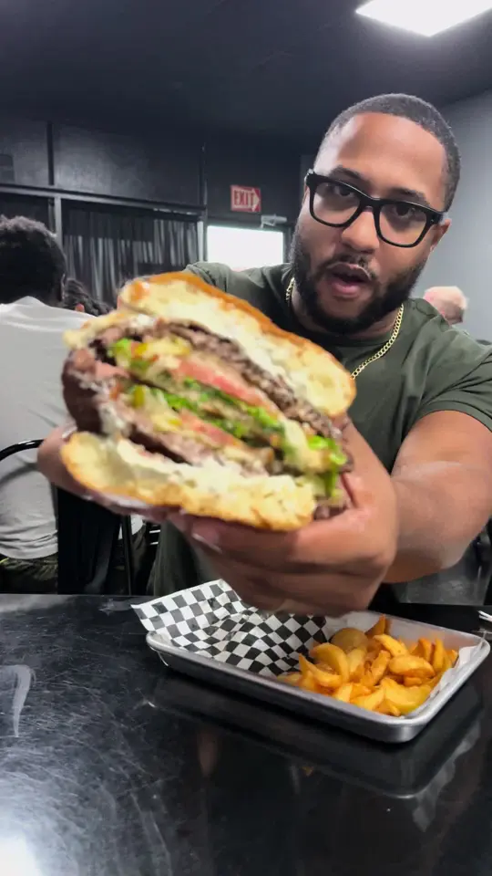 Mouthole in Sarasota showing review, visit, smash burger, atmosphere, video by dudelovesfood on TikTok