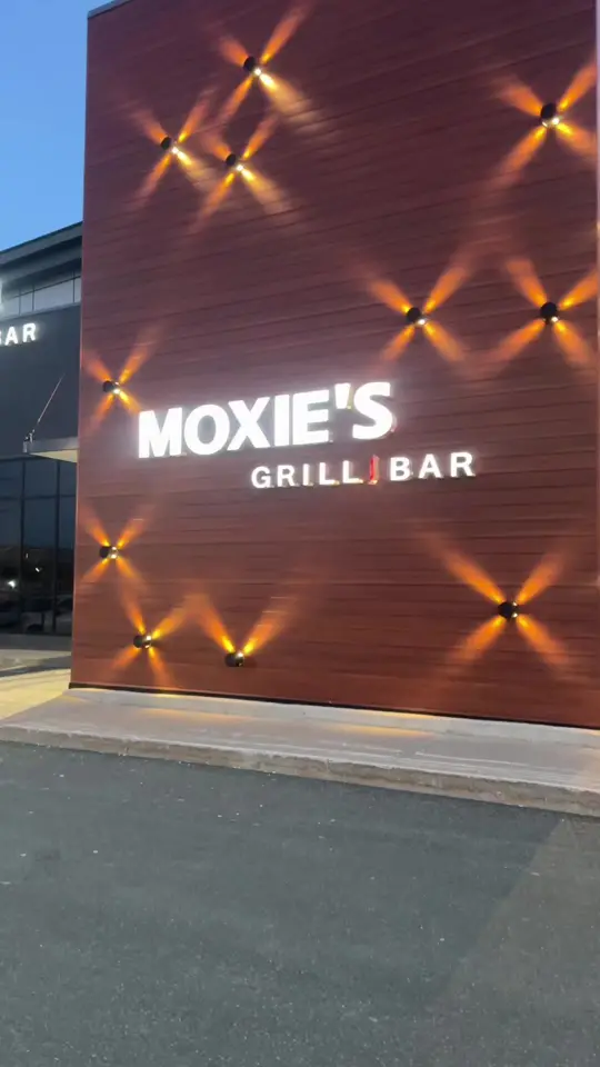 Moxies West Palm Beach Restaurant in West Palm Beach showing review, visit, food, atmosphere, nachos, video by jimmyleestokes on TikTok