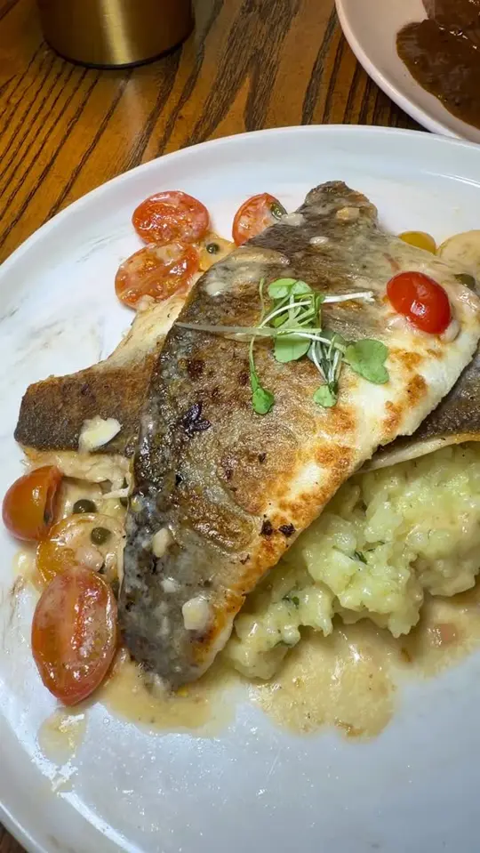 North End Kitchen & Bar in Roswell showing review, visit, atmosphere, modern southern dishes, 12oz new york strip, seared branzino, caribbean jerk chicken, video by servinglooksatl on Facebook