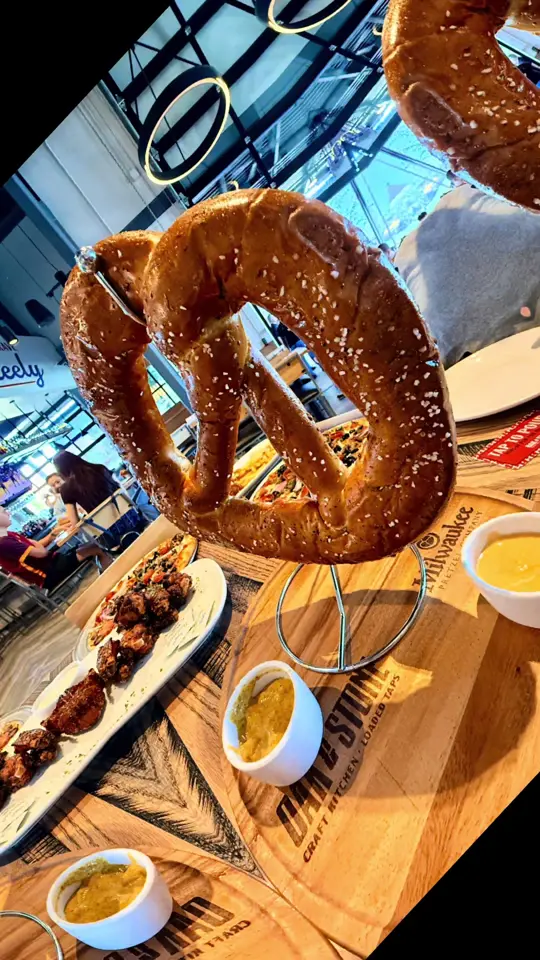 Oak And Stone in Bradenton showing review, visit, dry rub wings, bavarian pretzel, pizza, chicken sandwich, video by wandererinspired on TikTok