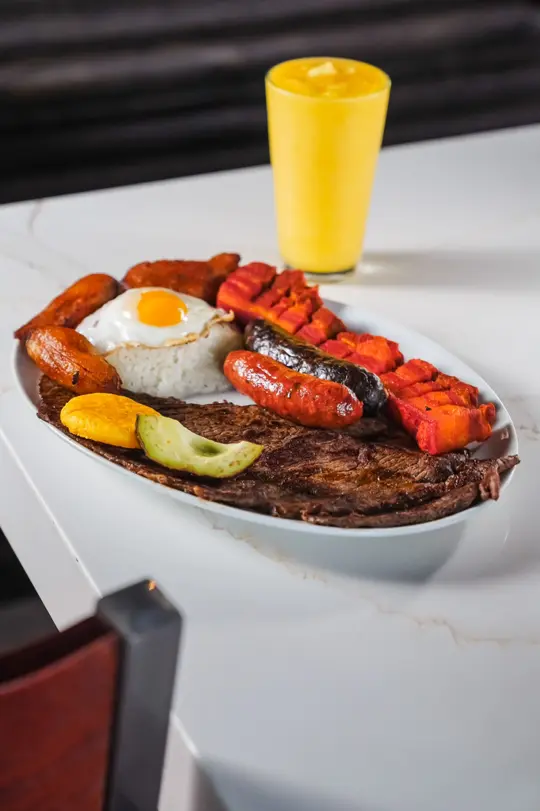 Oh Que Bueno Restaurant And Bakery in Kissimmee showing food, bandeja paisa, video by Oh Que Bueno Florida Mall on Facebook