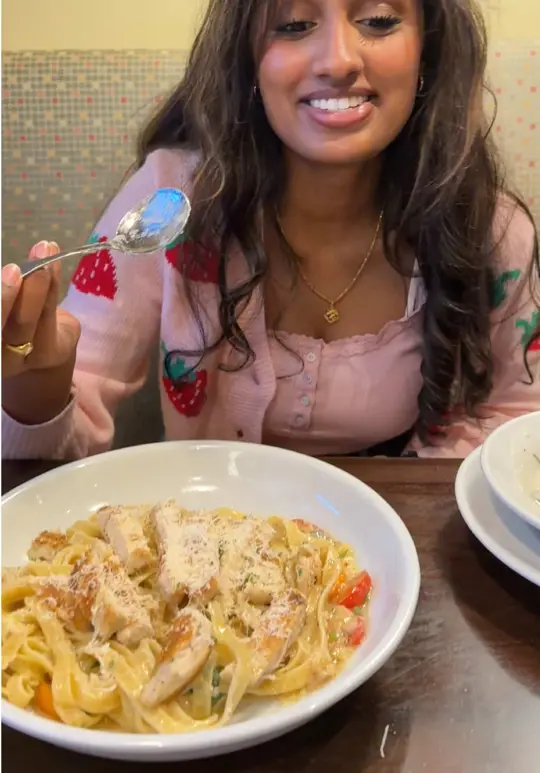Olive Garden Italian Restaurant in Dawsonville showing food, creamy garlic sauce, pasta, video by nauticalneha on TikTok