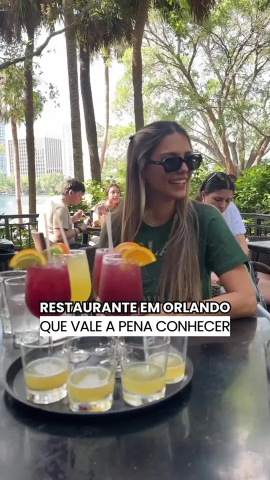 Osphere Kitchen and Bar in Orlando showing review, american contemporary cuisine, salads, pastas, sushis, snacks, desserts, video by orlandodiferente on TikTok