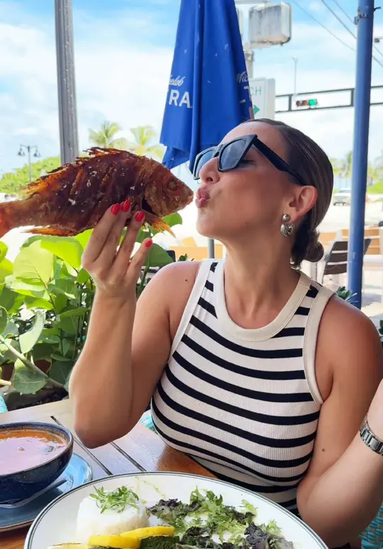 Ozzie's Restaurant Bar in Fort Lauderdale showing review, visit, atmosphere, video by miamiyums on TikTok