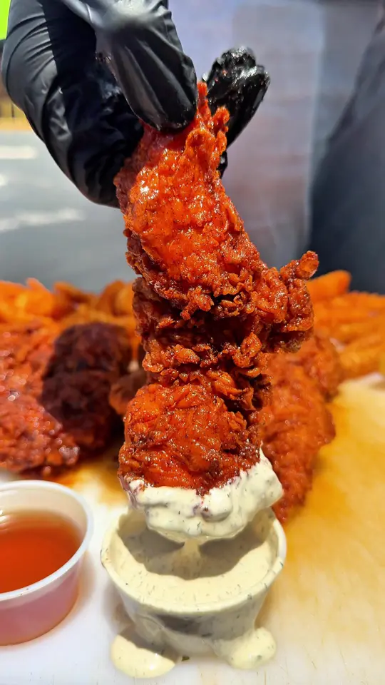 Papi Chulos in Orlando showing hot chicken, crispy chicken, juicy chicken, spicy levels, video by eatchickenfire on TikTok